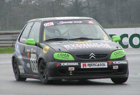 Claus 'Taxa' Christensen igang med en demonstrationstur i Saxo Cup raceren.